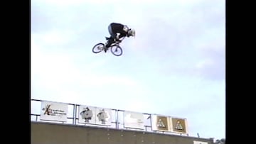 Rider de BMX practicando Vert en los primeros X Games de la historia, en 1995.