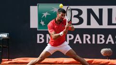 El serbio Novak Djokovic en acción durante el partido ante el búlgaro Grigor Dimitrov.