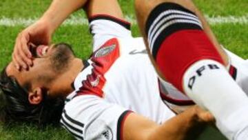 Khedira se duele de su rodilla derecha en el terreno de juego. Las pruebas confirmaron la rotura del ligamento cruzado.