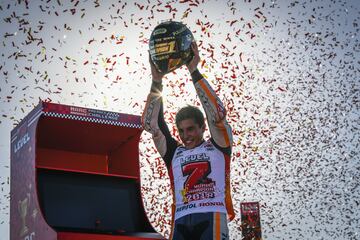Marc Márquez celebra su séptimo título, quinto en MotoGP, junto al Repsol Honda en el GP de Japón.