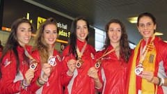 Sandra Aguilar, Elena L&oacute;pez, Alejandra Quereda, Artemi Gavezou y Lourdes Mohedano posan con la medalla de oro.