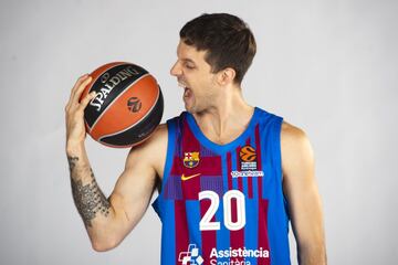 Si Hanga y Heurtel han cambiado Barcelona por Madrid, Laprovittola ha hecho el camino contrario. El base argentino, que tiene pasaporte italiano, ha firmado por dos temporadas con el equipo azulgrana. Laprovittola fue el MVP de la Liga Endesa en 2019, cuando jugaba en el Joventut de Badalona. Después llegó a un acuerdo con el Real Madrid, con el que ha disputado las últimas dos temporadas. En España, también ha jugado en el Movistar Estudiantes y el Baskonia. Con los Spurs disputó 18 encuentros en 2016. 
