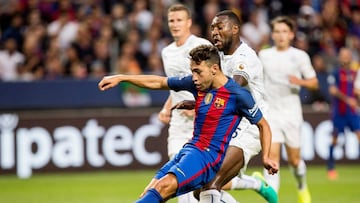 Barcelona&#039;s Munir El Haddadi Mohamed kicks to score a goal against Leicester City.