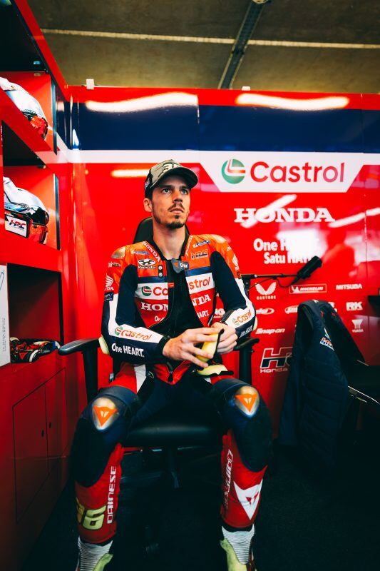 Joan Mir en el box del Castrol Honda de MotoGP.