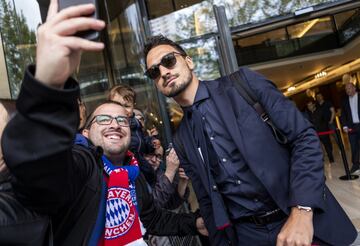 Hummels se fotografía con un seguidor. 

