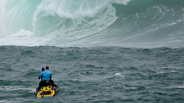 Eric Rebiere y otro surfista se acercan en un jet ski a la ola de O Portiño, A Coruña, el lunes 13 de noviembre del 2023.