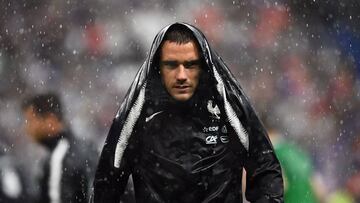 Griezmann se protege de la lluvia en los instantes previos al Francia-Irlanda.