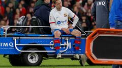 BILBAO, 03/03/2024.- El centrocampista del FC Barcelona Frenkie de Jong se retira lesionado durante el partido de Liga de Primera División que el Athletic Club y el FC Barcelona disputan este domingo en el estadio de San Mamés. EFE/Miguel Toña
