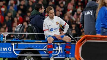 BILBAO, 03/03/2024.- El centrocampista del FC Barcelona Frenkie de Jong se retira lesionado durante el partido de Liga de Primera División que el Athletic Club y el FC Barcelona disputan este domingo en el estadio de San Mamés. EFE/Miguel Toña
