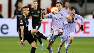 Rafael Santos Borré y Sergio Busquets durante el partido entre Eintracht Frankfurt y Barcelona por cuartos de final de la Europa League.