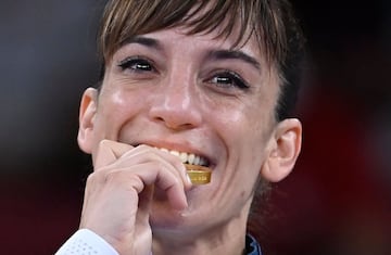 Sandra Sánchez muerde la medalla de oro. 