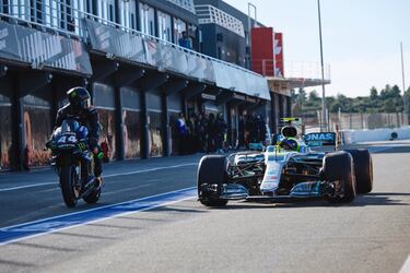 Conocida es la pasión de Lewis Hamilton y Michael Schumacher por las motos. El británico recientemente intercambio su Mercedes por la Yamaha de Valentino Rossi en Cheste (en la imagen) y ambos disfrutaron con el reto. Sky Sports F1' aseguró que 'Il Doctore' se quedó a tan sólo un segundo y medio del británico, mientras que la desventaja de Lewis con respecto al italiano fue de cuatro segundos. El alemán, por su parte, llegó a competir en carreras menores de motociclismo, destacándola participación en 2008 en una competición disputada en el circuito de Pannonia (Hungría). El alemán, que corría como piloto invitado en el equipo Holzauer SBK a los mandos de una Honda CBR 1000 RR, realizó el mejor tiempo en los entrenamientos y en carrera finalizó en tercera posición, sólo superado por Martin Bauer (campeón alemán de SBK) y Andreas Meklau. Para finalizar, Marc Márquez, se puso en 2018 al volante del Toro Rosso de F1 en el circuito de Red Bull Ring. “Fue increíble pilotar un Fórmula 1, porque es mi primera experiencia con un monoplaza en un circuito. Llevé un Fórmula 3 anteriormente, pero solo dos vueltas en Motegi. Me han dicho que no estaba mal, pero me quedé muy lejos”, explicó el ilerdense tras la experiencia.