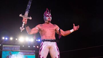 Laredo KId posa con la espada de Rey de Reyes