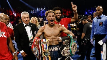 Las Vegas (United States), 21/05/2023.- Devin Haney (C) of the USA celebrates after his victory over Vasiliy Lomachenko of Ukraine at the conclusion of their 12 round Undisputed Lightweight Championship fight at the MGM Garden Arena in Las Vegas, Nevada, USA, 20 May 2023. (Ucrania, Estados Unidos) EFE/EPA/ETIENNE LAURENT
