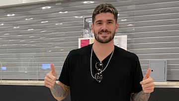 Rodrigo de Paul, del Atl&eacute;tico, a su llegada al aeropuerto de Madrid.