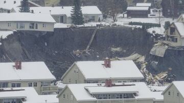 30 December 2020, Norway, Ask: Damaged houses can be seen in a crater left behind by a landslide. At least five people suffered injuries in the landslide in the town of Ask. Photo: Fredrik Hagen/NTB/dpa
30/12/2020 ONLY FOR USE IN SPAIN
