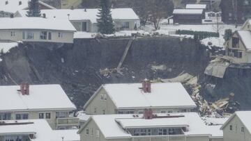 30 December 2020, Norway, Ask: Damaged houses can be seen in a crater left behind by a landslide. At least five people suffered injuries in the landslide in the town of Ask. Photo: Fredrik Hagen/NTB/dpa
 30/12/2020 ONLY FOR USE IN SPAIN