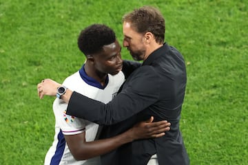 Gelsenkirchen (Germany), 16/06/2024.- Bukayo Saka of England is embraced by Head coach Gareth Southgate of England after his substitution during the UEFA EURO 2024 group C match between Serbia and England in Gelsenkirchen, Germany, 16 June 2024. (Alemania) EFE/EPA/GEORGI LICOVSKI
