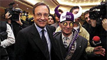 <b>RODEADO DE SEGUIDORES MADRIDISTAS</b>. Florentino Pérez atendió a los peñistas. Firmó montones de autógrafos y posó con ellos en las fotos.