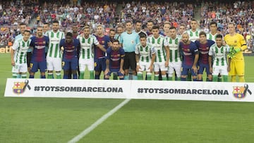 Los jugadores de Betis y Barcelona en una foto conjunta de homenaje a las v&iacute;ctimas de los atentados de Barcelona y Cambrils.
 