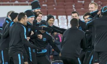 Último entrenamiento del Barcelona antes del partido de Champions League de octavos de final frente al Arsenal 