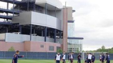 <b>A LAS PUERTAS DEL ESTADIO. </b>Allí preparó el partido la Selección española.