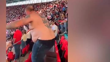 Absolutamente maravilloso el final de este voluminoso fan inglés tras caer filas abajo en Wembley