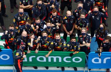 Venci車 Hamilton y confirm車 la supremac赤a de Mercedes que se extender赤a durante todo el a?o. Pero el foco estuvo en el Red Bull de Verstappen: el neerland谷s se accident車 en las vueltas de reconocimiento, en condiciones de lluvia, antes de ir a la parrilla. Sus mec芍nicos repararon la suspensi車n en tiempo r谷cord. Cuando empez車 la carrera, Mad Max cuaj車 una remontada espectacular del s谷ptimo al segundo sobre un asfalto complicado.