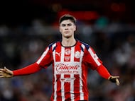 Armando González festejando un gol con Chivas.