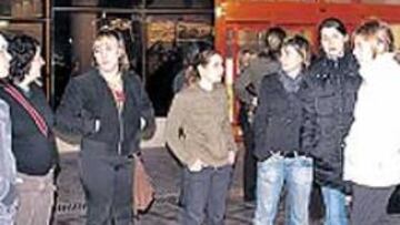 <b>TRISTEZA. </b>Las compañeras de Nuria, en el tanatorio de Elche.