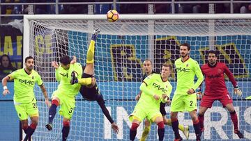 MLN01. MILÁN (ITALIA), 17/01/2017.- Jeison Murillo (c) de Inter anota un gol ante Bologna hoy, 17 de enero de 2017, durante un partido de la Serie A italiana en el estadio Giuseppe Meazza de Milán (Italia). EFE/DANIEL DAL ZENNARO