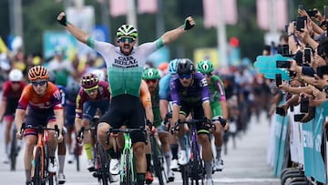 El ciclista del Caja Rural Seguros RGA Daniel Babor celebra su victoria en la cuarta etapa del Tour de Langkawi.