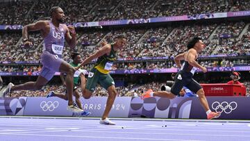 Britain's Louie Hinchliffe (R) crosses the finish line ahead of US' Noah Lyles (L) in the men's 100m heat of the athletics event at the Paris 2024 Olympic Games at Stade de France in Saint-Denis, north of Paris, on August 3, 2024. (Photo by Jewel SAMAD / AFP)