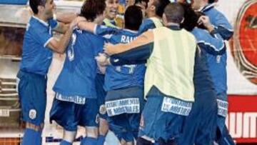 <b>CAMPANADA. </b>El Móstoles celebra su victoria frente al Interviú.