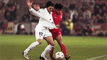 <B>SIGUE LA LUCHA</B>. Tote, en pugna con un jugador del Terrassa en el partido de ida.