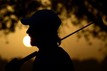 Desde hoy y hasta el domingo, el Club de Campo de Madrid acoge el Open de España de golf. Un enclave especial, en plena Casa de Campo madrileña, capaz de producir bonitas postales como la de la imagen, en la que el inglés Tommy Fleetwood, uno de los favoritos, queda perfectamente silueteado por una luz crepuscular.
