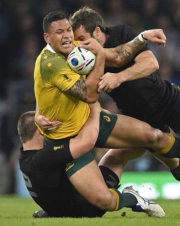 Israel Folau con el balón.
