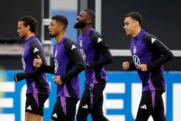 Herzogenaurach (Alemania), 02/07/2024.-Los jugadores alemanes Jamal Musiala (d), Antonio Rüdiger (d), Benjamin Henrichs (2i) y Leroy Sané (i), durante el entrenamiento que la selección de Alemania ha realizado este martes en Herzogenaurach. EFE/Alberto Estévez