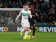 ELCHE (ALICANTE), 19/01/2026.- El centrocampista del Elche Josan Fernández (i) juega un balón ante Batista Mendy, del Sevilla, durante el partido de LaLiga EA Sports que Elche CF y Sevilla FC disputan este lunes en el estadio Martínez Valero. EFE/Pablo Miranzo