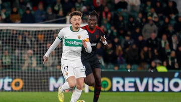 ELCHE (ALICANTE), 19/01/2026.- El centrocampista del Elche Josan Fernández (i) juega un balón ante Batista Mendy, del Sevilla, durante el partido de LaLiga EA Sports que Elche CF y Sevilla FC disputan este lunes en el estadio Martínez Valero. EFE/Pablo Miranzo