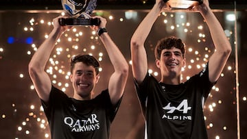 Tapia y Coello, con el trofeo de Dub¨¢i.