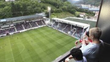 Aficionados del Eibar ven desde un balc&oacute;n un partido de Ipurua.