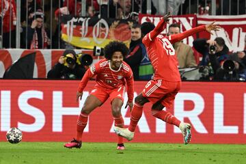 El delantero alem¨¢n celebra su tanto al PSG con Alphonso Davies.