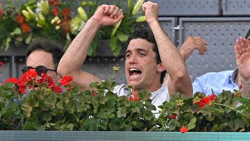 Jaime Lorente asiste al partido entre Carlos Alcaraz y Alexander Zverev.