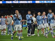 Los jugadores de la Real Sociedad saludan a la afición txuri-urdin y les da las gracias por su apoyo contra el Athletic en la semifinal de Copa disputada en Anoeta.