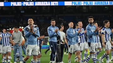 Los jugadores de la Real Sociedad saludan a la afición txuri-urdin y les da las gracias por su apoyo contra el Athletic en la semifinal de Copa disputada en Anoeta.