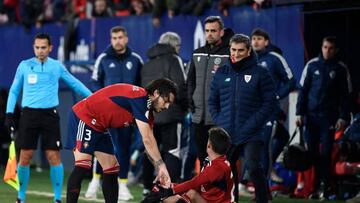 Athletic Bilbao's Spanish coach Ernesto Valverde (R) stands next to Osasuna's Spanish defender Juan Cruz (L) and Osasuna's Spanish midfielder Aimar Oroz during the Copa del Rey (King's Cup) semi final first Leg football match between CA Osasuna and Athletic Club Bilbao at El Sadar stadium in Pamplona on March 1, 2023. (Photo by ANDER GILLENEA / AFP) (Photo by ANDER GILLENEA/AFP via Getty Images)