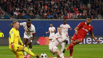 Leipzig (Germany), 23/10/2024.- Goalkeeper Peter Gulacsi of Leipzig (L) in action against Cody Gakpo of Liverpool (R) during the UEFA Champions League match of Leipzig against Liverpool in Leipzig, Germany, 23 October 2024. (Liga de Campeones, Alemania) EFE/EPA/CLEMENS BILAN