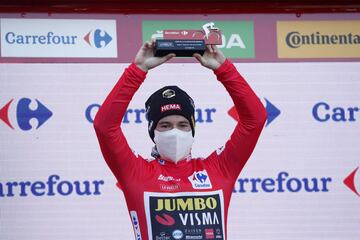 Primoz Roglic con el maillot rojo 