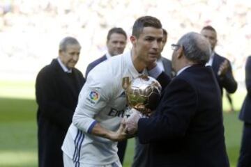 Gento entrega a Cristiano su cuarto Balón de Oro.